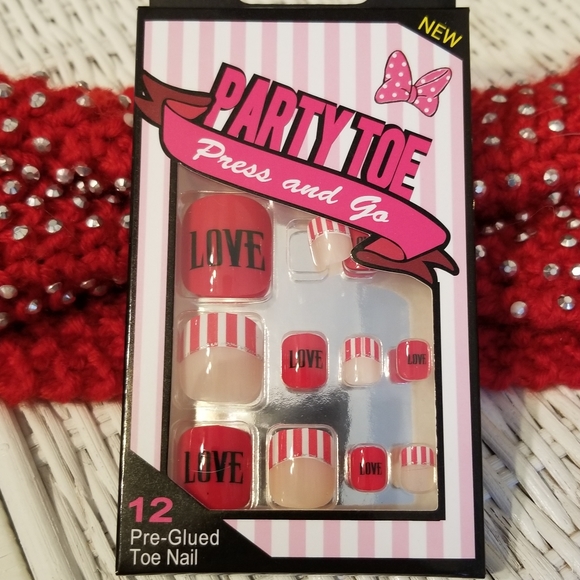 3/$25♥️ Toe Nails Press & Go Red Design Toe Nails New - Picture 2 of 5